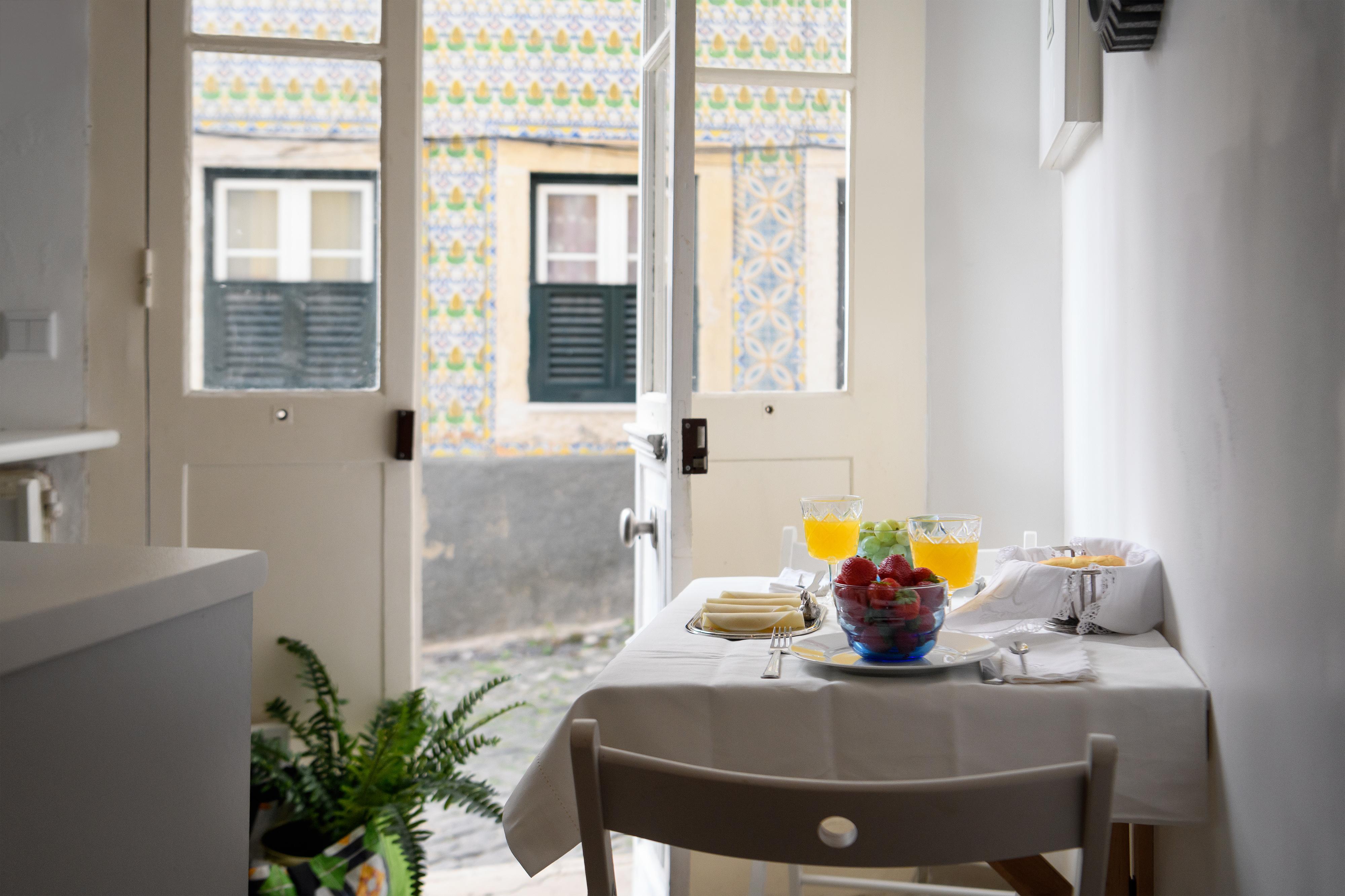 Alfama Yellow House Lisbon Exterior photo